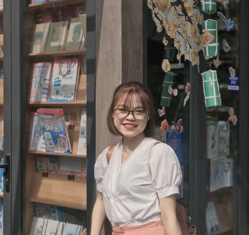 Sau đó về nghỉ ngơi đến tầm 4h30- 5h chiều lại bắt đầu làm đến khi xong, có hôm 7h đã xong, có hôm 8h, có hôm như hnay thì là 9h. Chưa hôm nào em thấy mệt khi chưa xong công việc luôn ạ. Chắc tại quyết tâm cao độ hoàn thành sớm để trở về với điều hoà thân yêu, làm việc quên cả đang nóng luôn ạ." - Huệ hào hứng chia sẻ.