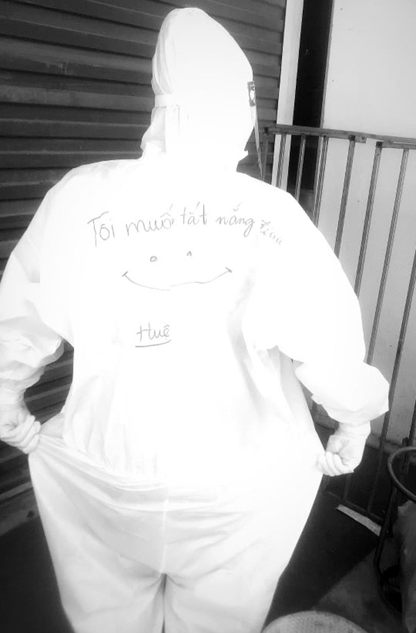 Với lượng tìm kiếm khổng lồ, từ khóa "Huệ Nguyễn chưa có người yêu" thậm chí lọt top tìm kiếm trên Facebook. Sau thời gian truy lùng, cuối cùng những thông tin cá nhân về nữ tình nguyện viên gây chú ý trong bộ đồ bảo hộ y tế cũng lộ diện.