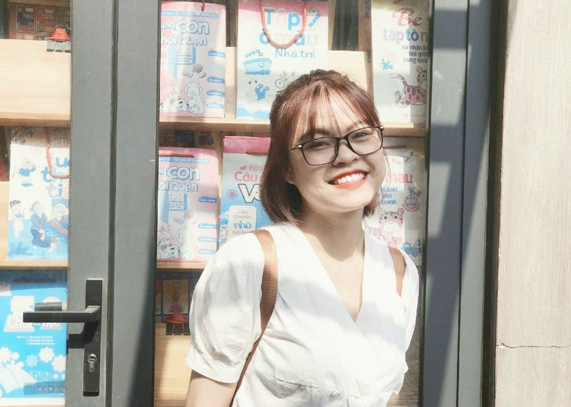 Chia sẻ về hình ảnh đang gây bão của mình, Huệ Nguyễn cho biết hình ảnh đó được bạn cùng đi tình nguyện chụp lại. Vốn lạc quan, cô bạn này muốn làm dịu bớt không khí căng thẳng nên mới nghịch ngợm như vậy.