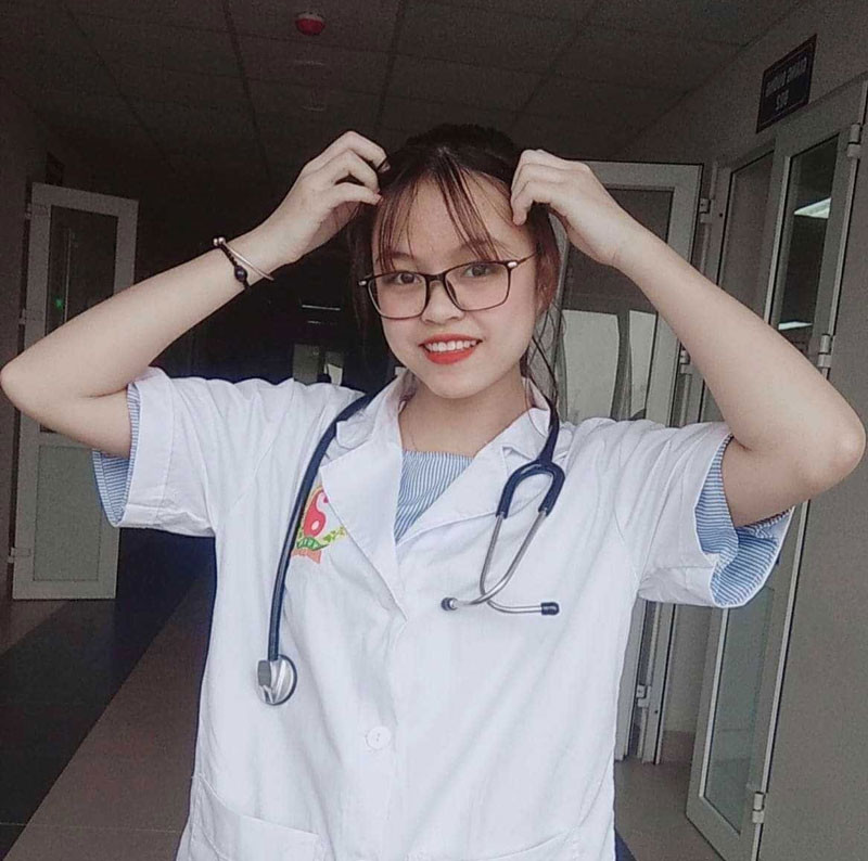 Cô bạn Huệ Nguyễn cùng 33 sinh viên của trường tình nguyện đăng ký tham gia hỗ trợ Bắc Giang chống dịch. Đoàn của HV Y dược học cổ truyền có 3 giảng viên phụ trách và 34 sinh viên tình nguyện, hiện đang hỗ trợ tại huyện Việt Yên (Bắc Giang).