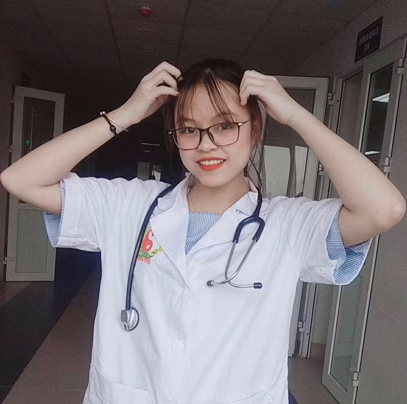 Cô bạn Huệ Nguyễn cùng 33 sinh viên của trường tình nguyện đăng ký tham gia hỗ trợ Bắc Giang chống dịch. Đoàn của HV Y dược học cổ truyền có 3 giảng viên phụ trách và 34 sinh viên tình nguyện, hiện đang hỗ trợ tại huyện Việt Yên (Bắc Giang).