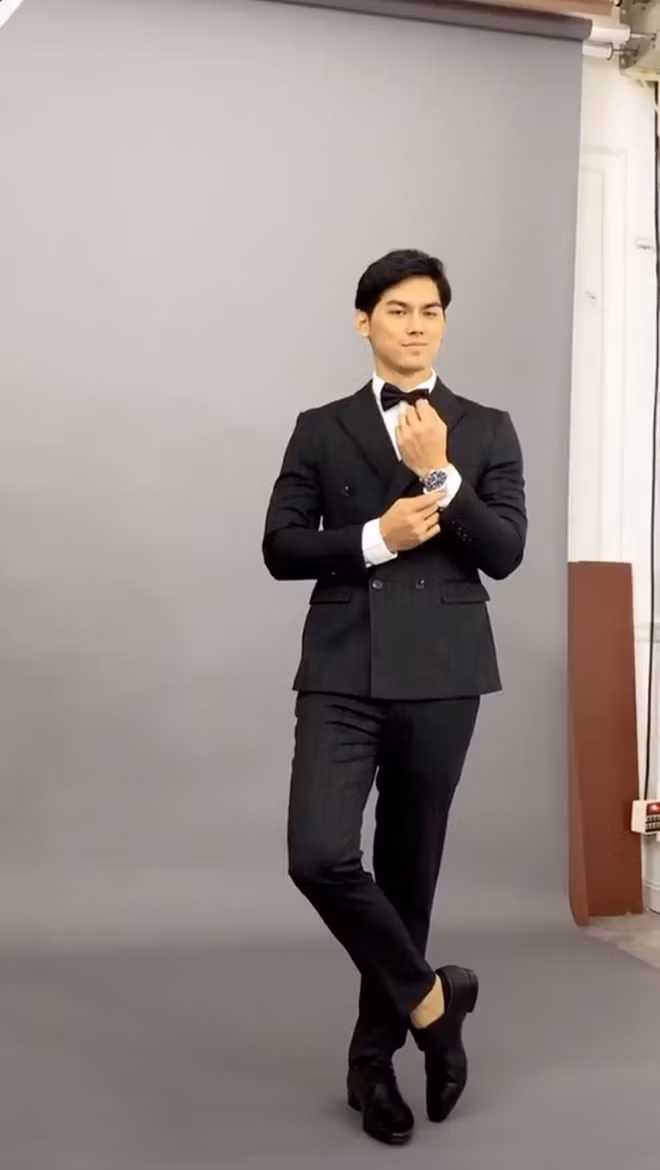 Về phần mình, Trang Anna cũng đăng những bức hình cho thấy váy cưới của cô nàng lộng lẫy ra sao.