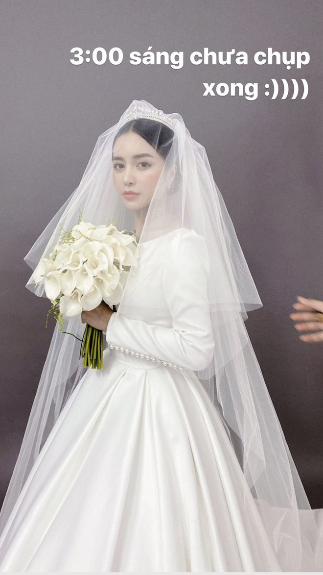 Có mặt ở studio trong những bộ lễ phục của cô dâu chú rể Pre và Trang Anna đều vui vẻ. Khi được người yêu hỏi: "Làm gì đấy?" thì cô gái Hái Phòng đáp luôn: "Làm cô dâu" rồi cười cực hạnh phúc.