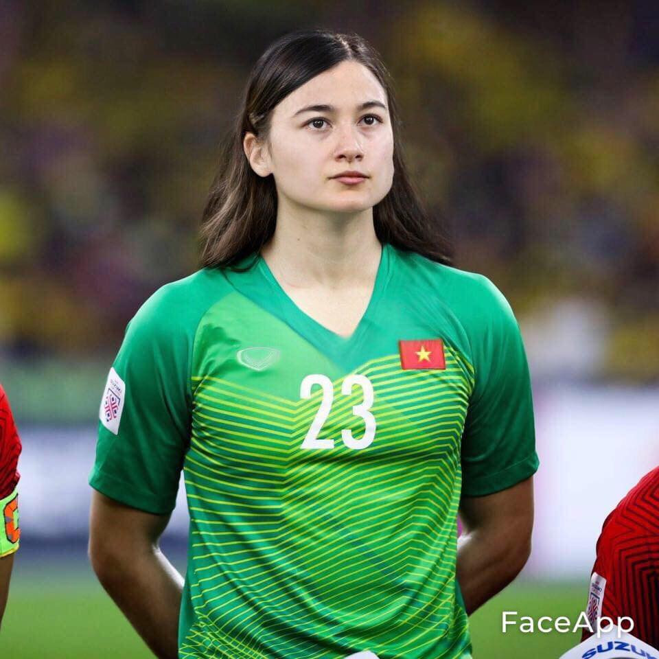 Điển hình như Đặng Văn Lâm, chàng thủ môn của đội tuyển Việt đầy vẻ nữ tính và chẳng khác gì những hot girl lai.