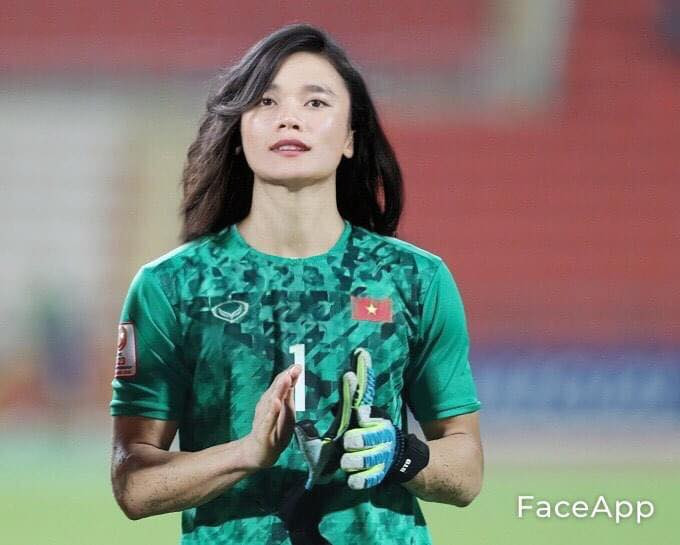 Dù không được gọi triệu tập đội tuyển Việt Nam đợt này nhưng thủ môn Bùi Tiến Dũng vẫn được các netizen yêu mến và đưa vào dàn gái xinh.