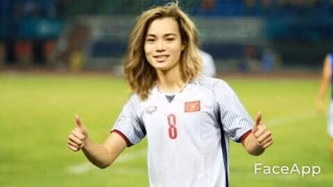 Với mái tóc vàng quyến rũ, Văn Toàn cực xinh xắn.