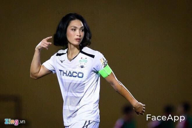 Cụ thể, các dân mạng đã dùng phần mềm chỉnh sửa ảnh từng nổi đình, nổi đám một thời có tên Face App để biến các nam thần của đội tuyển Việt Nam trở nên nữ tính hơn.