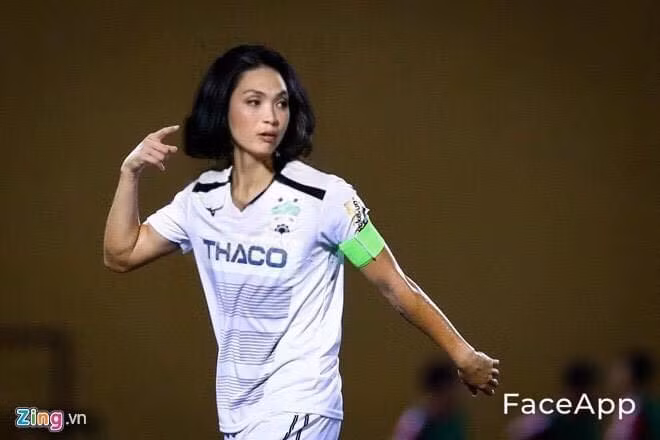 Cụ thể, các dân mạng đã dùng phần mềm chỉnh sửa ảnh từng nổi đình, nổi đám một thời có tên Face App để biến các nam thần của đội tuyển Việt Nam trở nên nữ tính hơn.