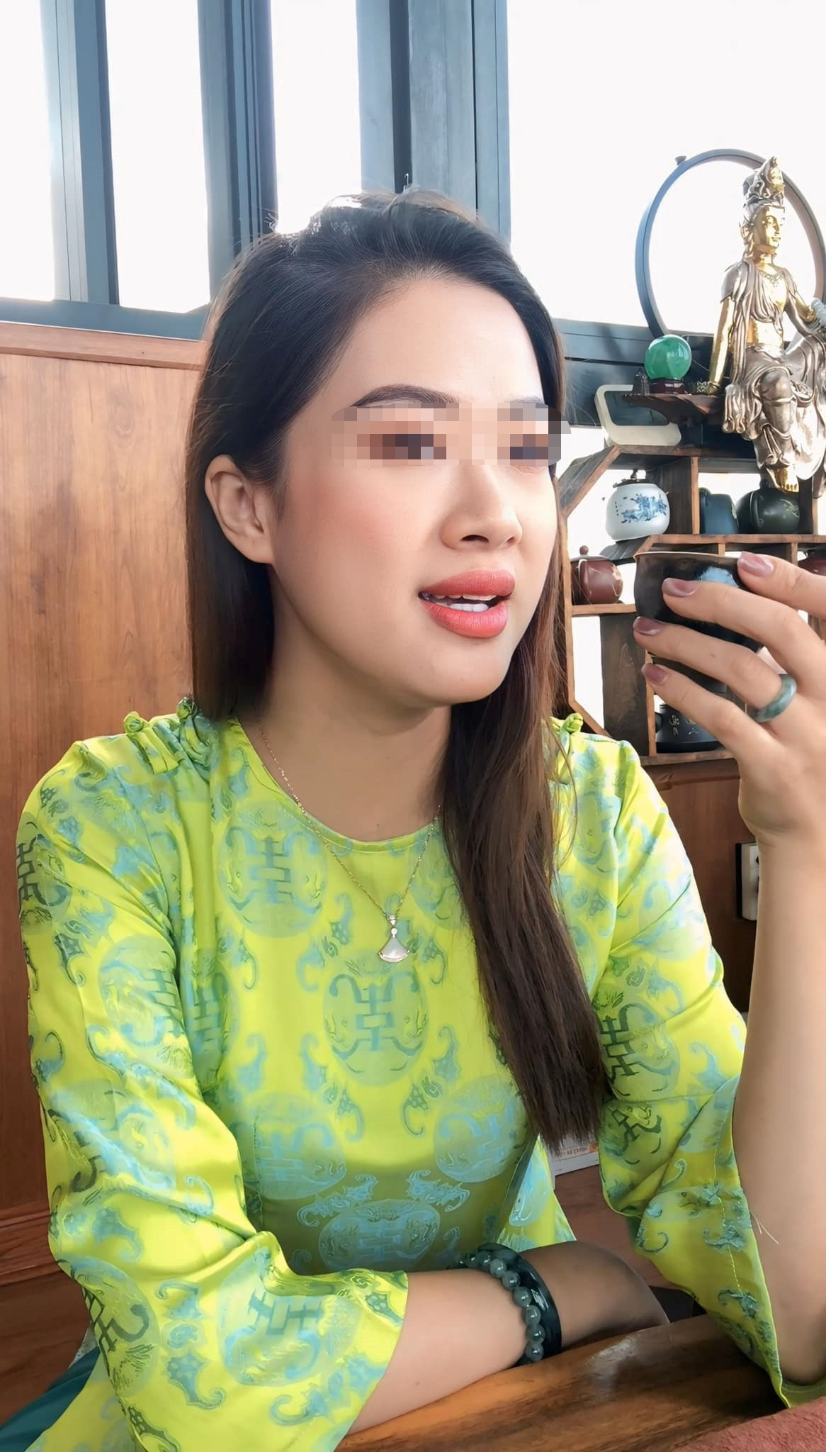 Theo thông tin từ phóng sự VTV đưa, trung bình 1 ngày, cô đồng bát nước xem cho khoảng 30-40 khách. Mỗi khách đặt lễ 500.000 đồng thì thu nhập 1 ngày đã vào khoảng 20 triệu đồng.