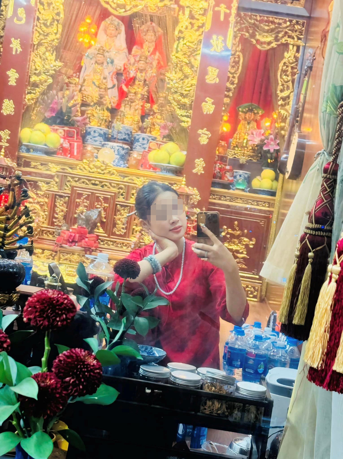 Tuy nhiên đây chỉ là khoản tiền vặt, mục đích chính mà cô đồng bát nước hướng tới là yêu cầu các khách đến xem phải làm lễ trình đồng mở phủ với chi phí lên tới hàng trăm triệu đồng.