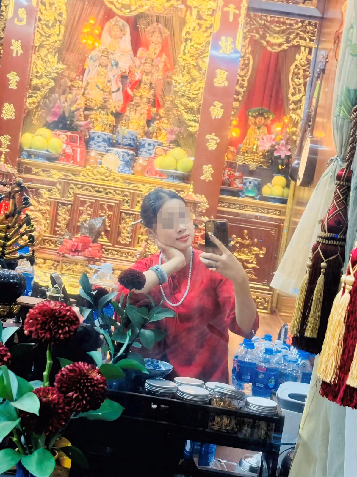 Tuy nhiên đây chỉ là khoản tiền vặt, mục đích chính mà cô đồng bát nước hướng tới là yêu cầu các khách đến xem phải làm lễ trình đồng mở phủ với chi phí lên tới hàng trăm triệu đồng.