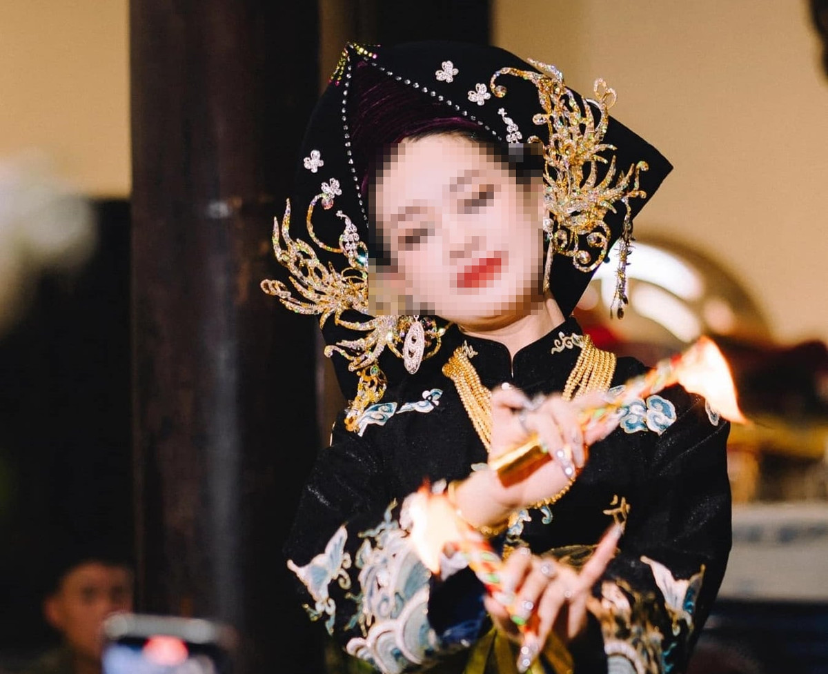 Để thu hút nhiều người dân đến xem, những clip xem bói được cô đồng này đăng tải liên tục lên trang TikTok cá nhân với hơn 11 triệu lượt thích và gần nửa triệu lượt theo dõi.