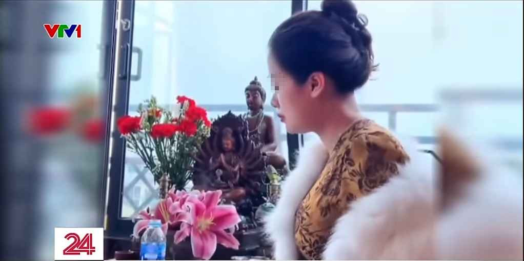 Theo VTV, mọi người muốn đến xem cô đồng này thì phải đặt lịch trước qua fanpage Facebook hoặc nhóm cộng đồng Zalo. Khi đặt được lịch hẹn thì người xem cần mang theo chai nước 1,5 lít, cô đồng sẽ đổ nước từ chai vào bát, khua 1 nén hương bên trên và sau đó bắt đầu phán về gia đạo, cuộc sống, âm phần, dương phần...