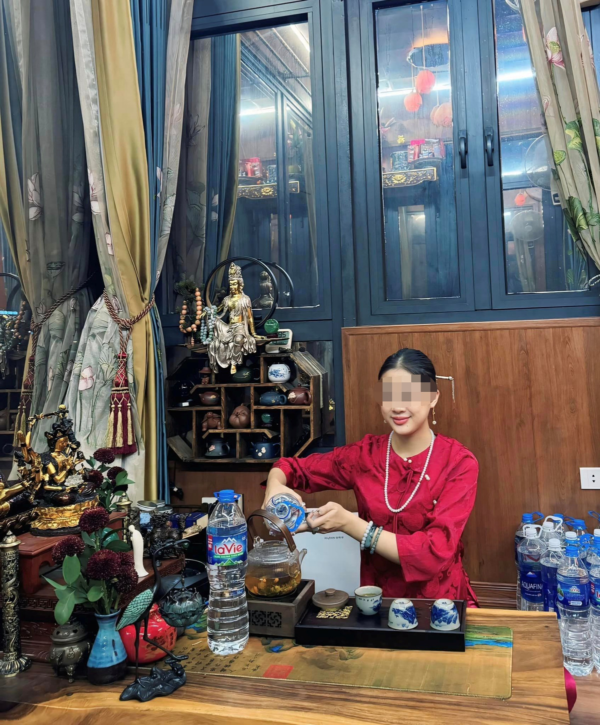 Điều dễ dàng thấy khi xem qua nội dung trên các trang MXH của cô đồng này chủ yếu xoay quanh việc cắt duyên âm, căn đồng số lính, giải vong, lễ thánh...