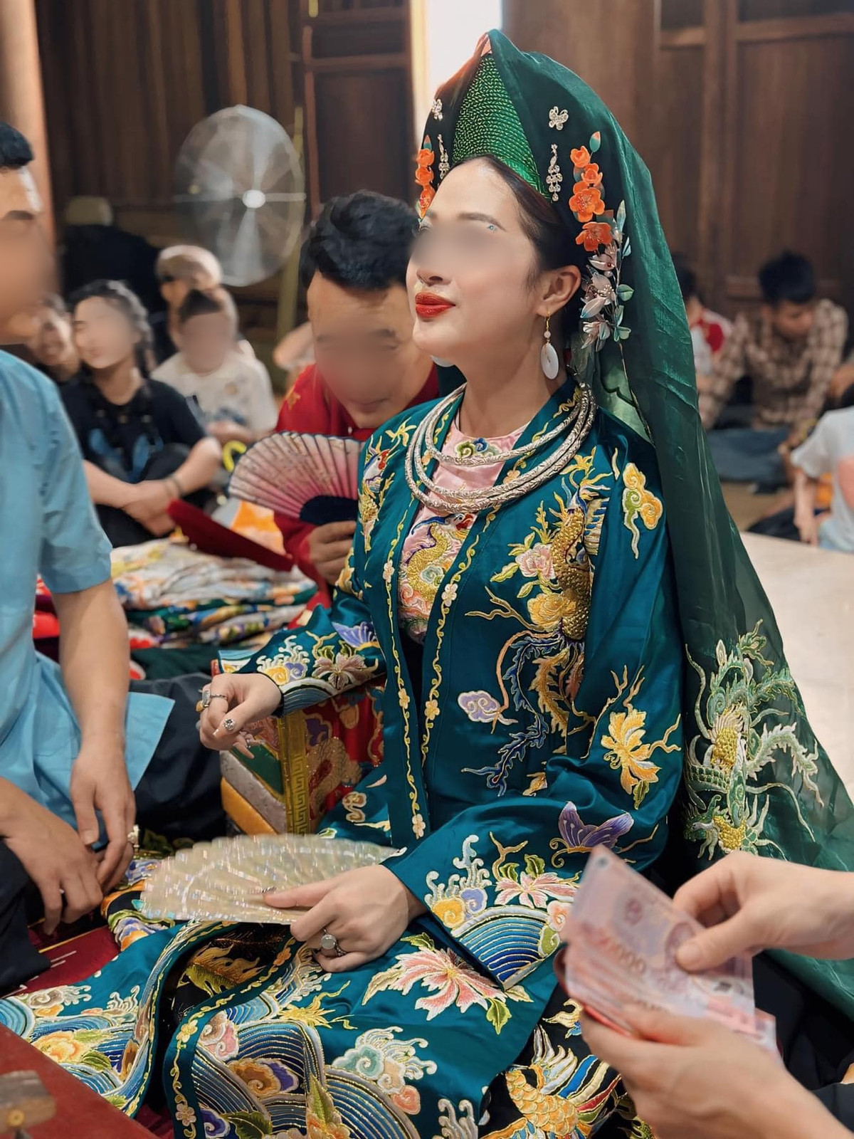 Hiện trang tiktok "Quỳnh Phương - Cô Đồng Bát Nước" có hơn 455 nghìn người theo dõi và hơn 11 triệu lượt thích. Đến sáng ngày 31/10 tài khoản này đã khóa bình luận ở các video xem bói.