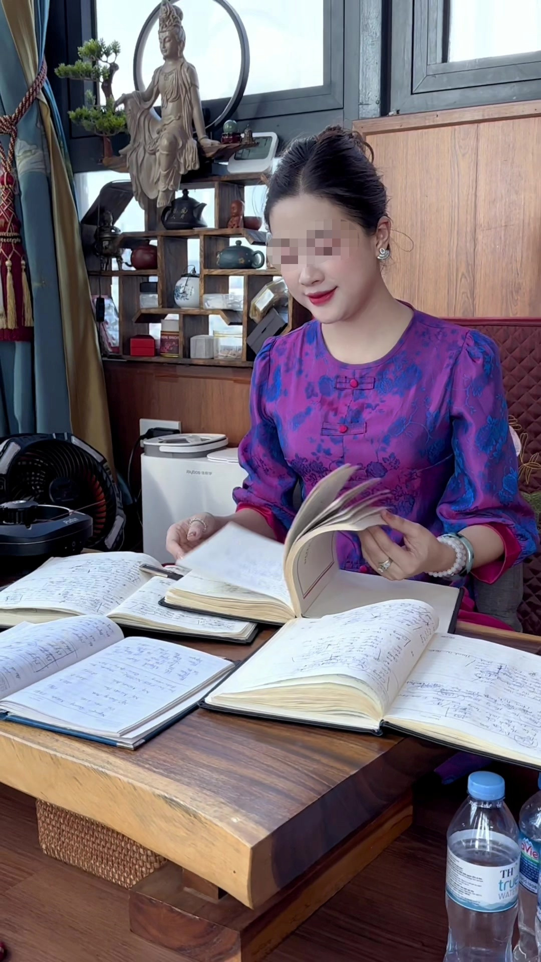 Hiện tượng "cô đồng bát nước" sau khi VTV đưa tin đã lập tức gây tranh cãi. Nhiều người lo ngại đây là biểu hiện của tình trạng mê tín dị đoan và dẫn tới các trường hợp lừa đảo như sự việc của "cô đồng bổ cau" ở Hải Dương trước đây.