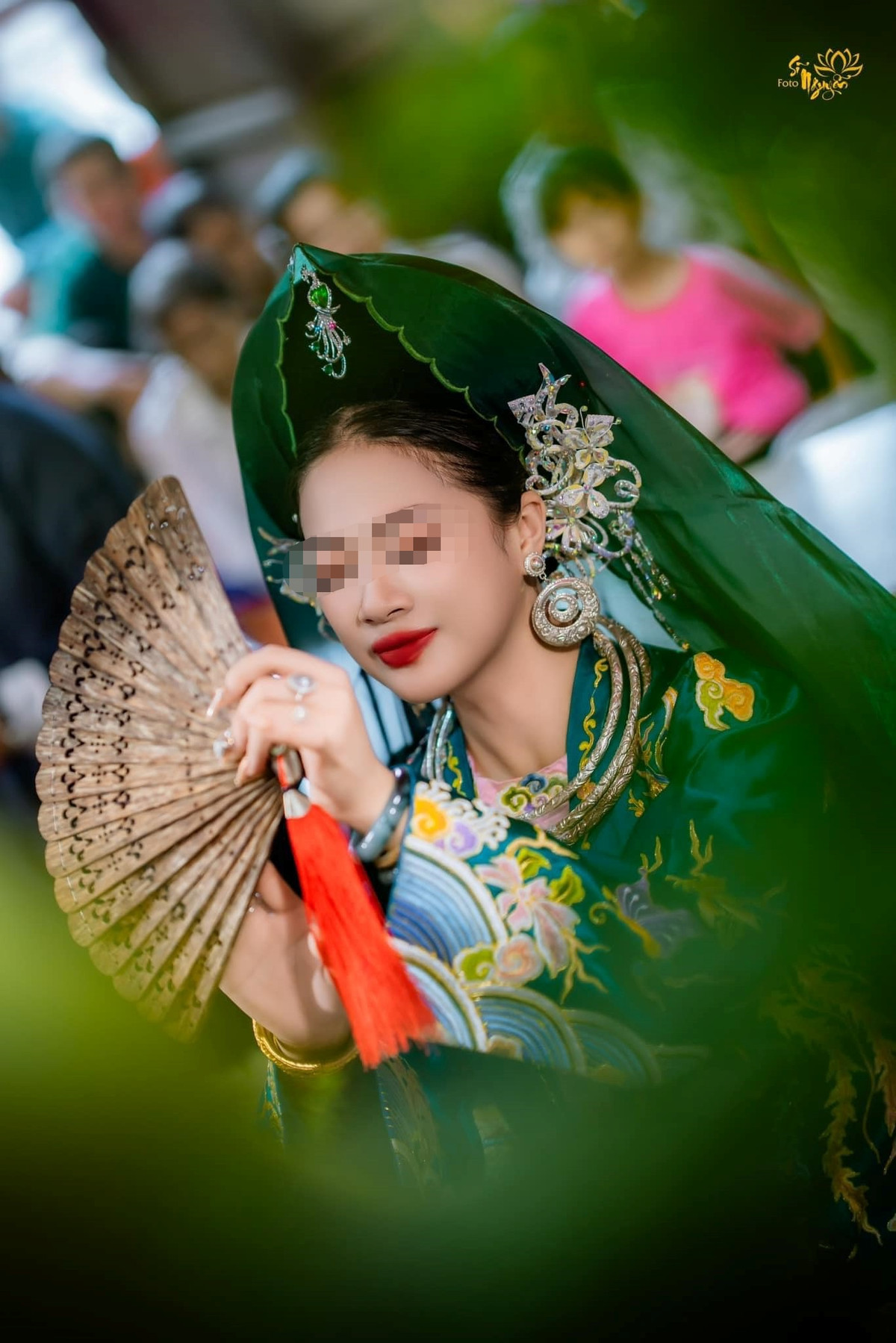 Ngoài những clip trên, còn rất nhiều clip khác quay lại cảnh cô đồng bát nước xem bói phán về ốp nhập cơ hành, gia tiên, đường công danh sự nghiệp, con cái…