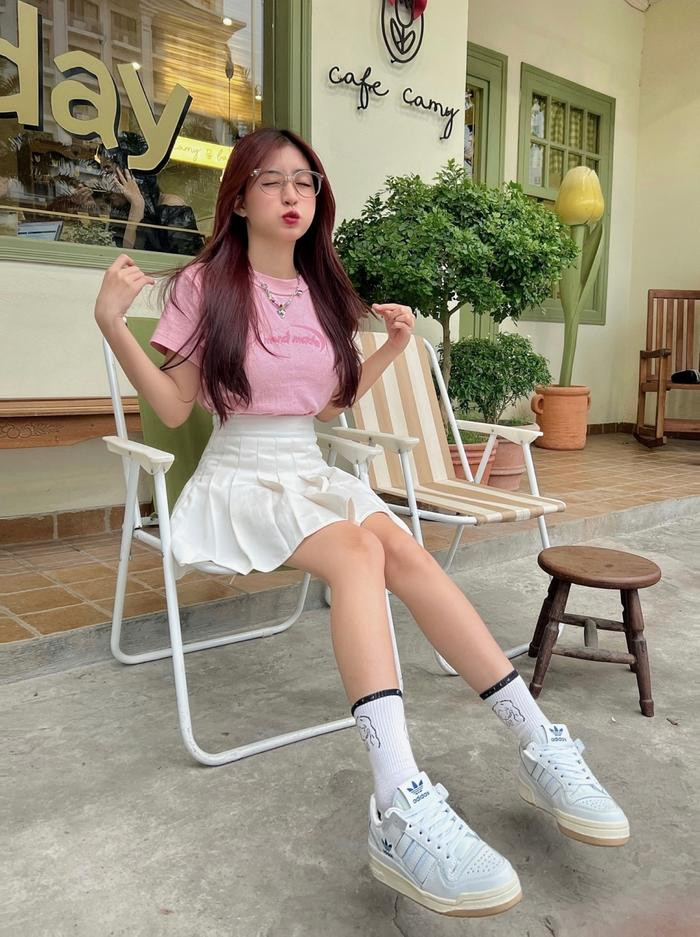 Với vẻ ngoài nhỏ nhắn, cá tính nhưng ít ai biết rằng TikToker Hoàng Trúc là một cô gái mạnh mẽ và nghị lực khi lo lắng và gánh vác gia đình 5 thành viên. Cô kể, bố mất sớm nên với tư cách là chị cả trong nhà, cô tự ý thức trách nhiệm của bản thân với mẹ và các em trai.