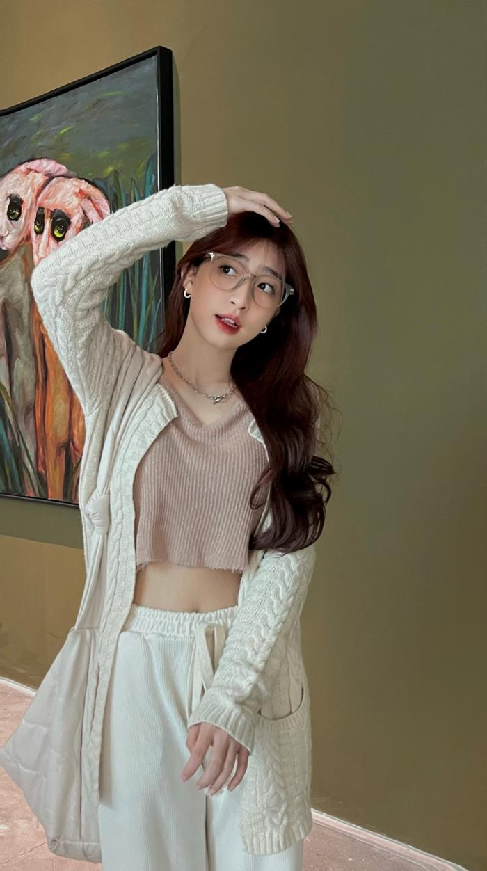 Về việc đưa hai em trai vào các video, cô gái quê Hà Nội nói mong muốn các em sẽ có những phút giây thoải mái và vui vẻ khi tham gia những video giải trí cùng cô.