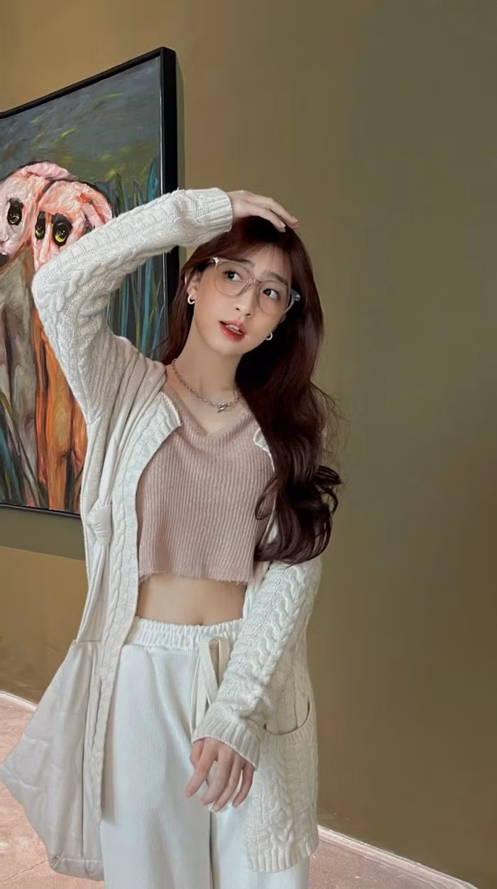 Về việc đưa hai em trai vào các video, cô gái quê Hà Nội nói mong muốn các em sẽ có những phút giây thoải mái và vui vẻ khi tham gia những video giải trí cùng cô.