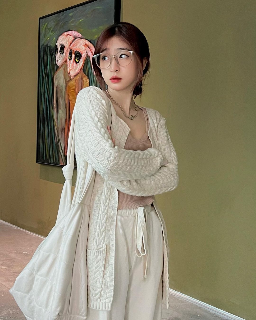 Nhan sắc đời thường của Hoàng Trúc cũng được nhiều khán giả quan tâm và khen ngợi. Nữ TikToker nói bản thân không phô trương độ nổi tiếng, cô ưu tiên những trang phục đơn giản, thể hiện được cá tính và con người hòa đồng, gần gũi.