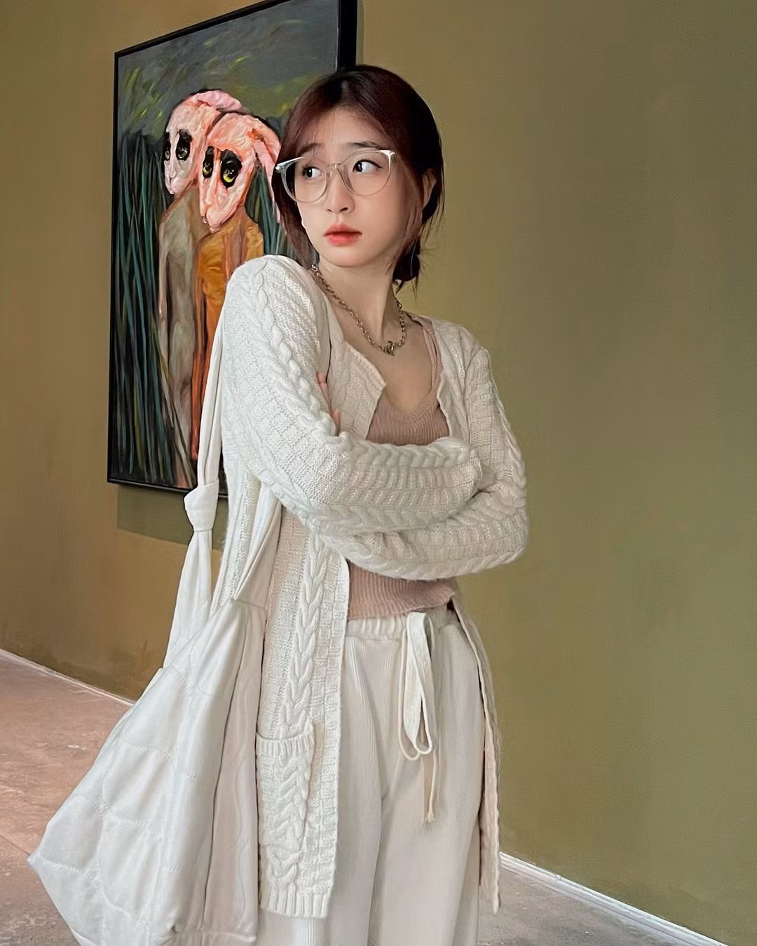 Nhan sắc đời thường của Hoàng Trúc cũng được nhiều khán giả quan tâm và khen ngợi. Nữ TikToker nói bản thân không phô trương độ nổi tiếng, cô ưu tiên những trang phục đơn giản, thể hiện được cá tính và con người hòa đồng, gần gũi.