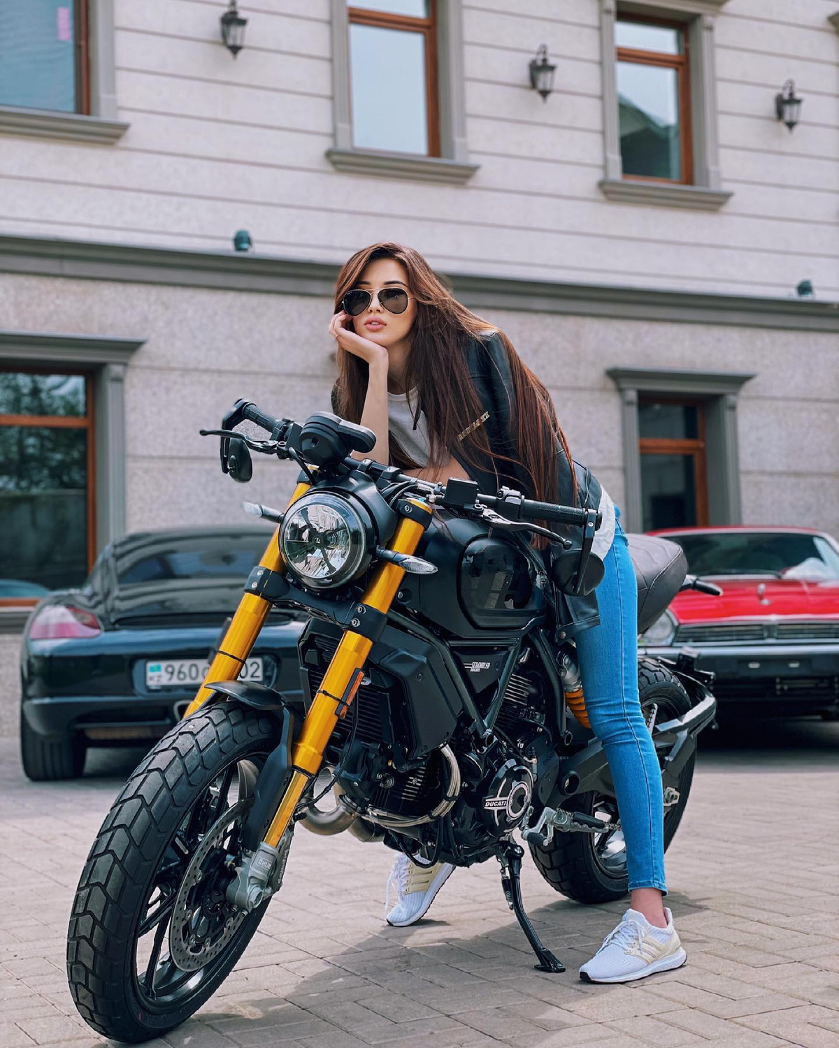 Sabina Altynbekova sinh năm 1996, tại Kazakhstan. Cô sở hữu chiều cao 1m82 cùng gương mặt xinh đẹp, được gọi với danh xưng "nữ thần bóng chuyền".