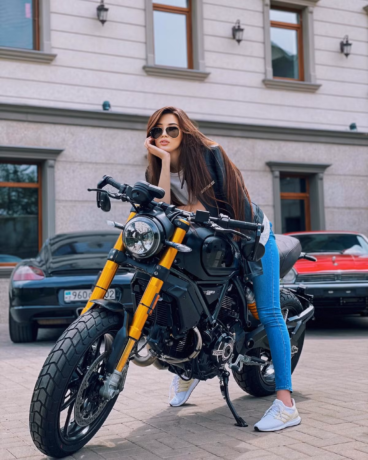 Sabina Altynbekova sinh năm 1996, tại Kazakhstan. Cô sở hữu chiều cao 1m82 cùng gương mặt xinh đẹp, được gọi với danh xưng "nữ thần bóng chuyền".