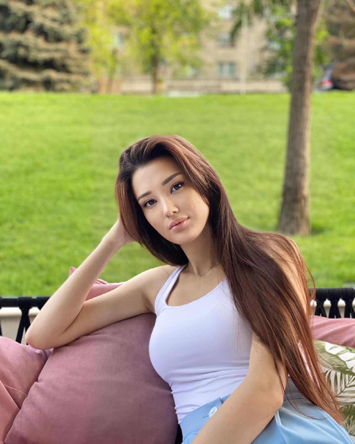 Trước thắc mắc của người hâm mộ, Sabina đã lên tiếng phủ nhận: "Tôi đăng ảnh ông xã lên và phải nhận nhiều ánh mắt soi mói cũng như bình luận không hay. Vì thế, tôi đã bàn bạc với chồng xóa ảnh đi".