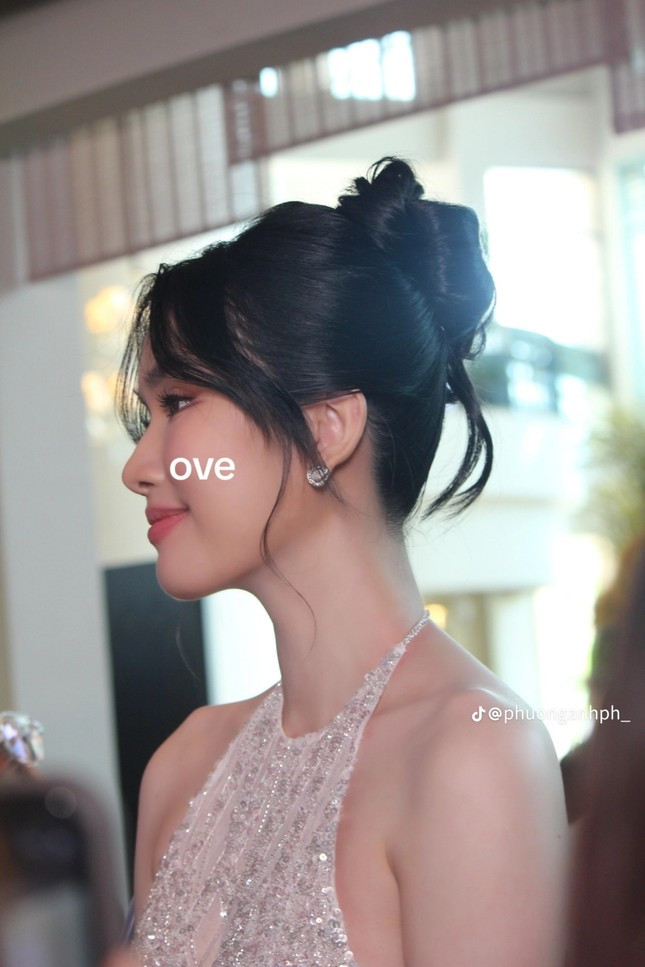 Á hậu Phương Anh với màn “flexing” khiến dân mạng mê đắm.