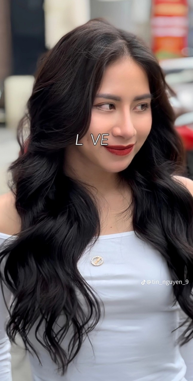 Chiếc trend này còn đáng yêu gấp bội khi thực hiện cùng bạn bè hay crush, thể hiện độ xứng lứa vừa đôi, trong khi người xem được "bổ mắt" với những khung hình gấp đôi hay N lần visual.