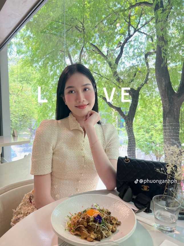 Ngoài ghép chữ "Love" bằng cách dùng sống mũi để thay thế cho chữ "L", nhiều netizen còn dí dỏm dùng chiếc má bánh bao hay núm đồng tiền để thay thế chữ "O".