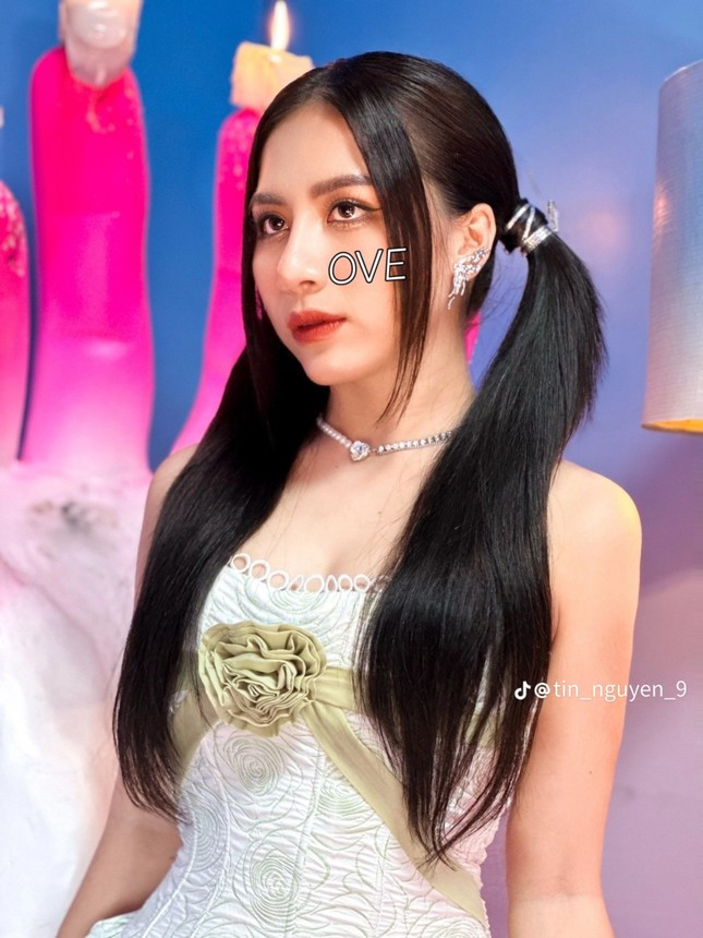 Cô nàng Tín Nguyễn với màn “đu trend” cực chất lượng.