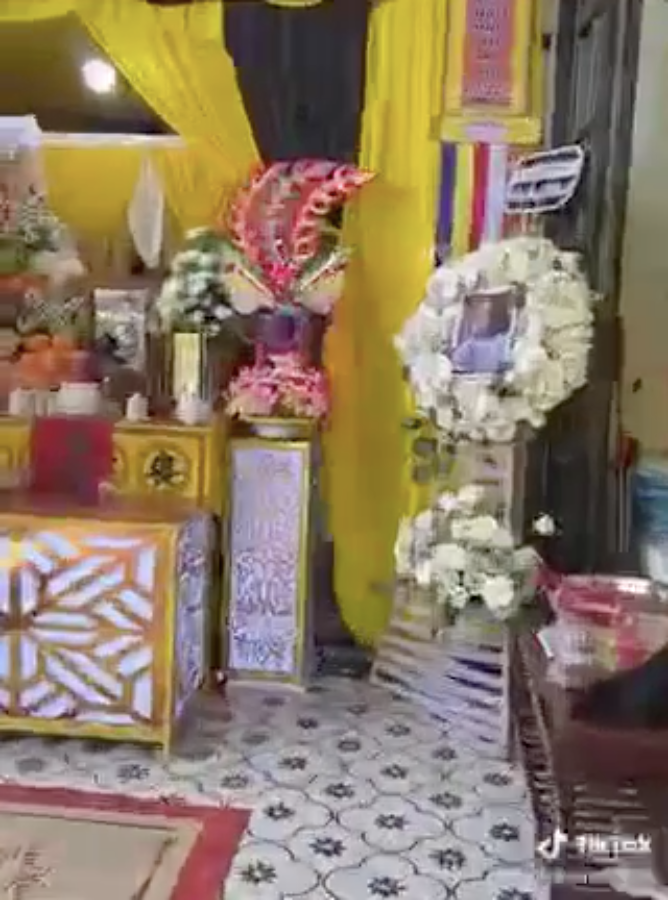 Nhiều bạn bè, người thân ở xa không kịp có mặt để viếng Angela Phan cũng đặt vòng hoa để gửi lời chia buồn.