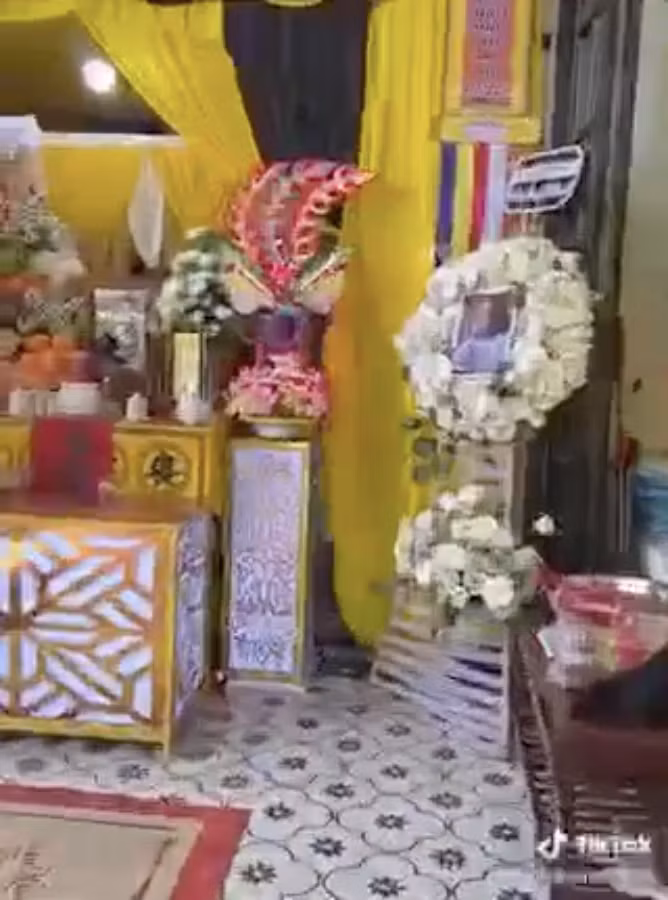 Nhiều bạn bè, người thân ở xa không kịp có mặt để viếng Angela Phan cũng đặt vòng hoa để gửi lời chia buồn.