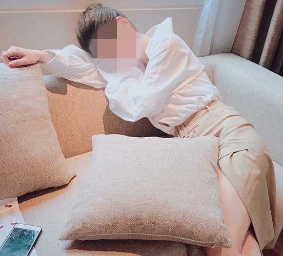 Angela Phan nổi tiếng với ngoại hình xinh đẹp, được mệnh danh là hot girl của vùng Tây Nguyên. Tên tuổi của cô càng được mọi người chú ý nhiều hơn khi từng vướng tin đồn hẹn hò với đại gia Minh Nhựa.