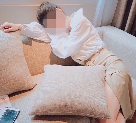 Angela Phan nổi tiếng với ngoại hình xinh đẹp, được mệnh danh là hot girl của vùng Tây Nguyên. Tên tuổi của cô càng được mọi người chú ý nhiều hơn khi từng vướng tin đồn hẹn hò với đại gia Minh Nhựa.