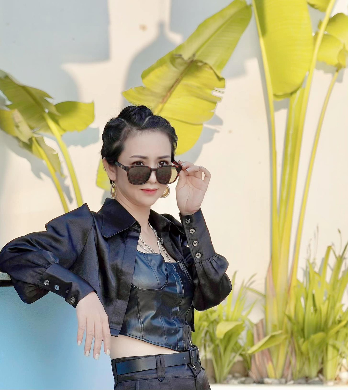 Thuý Hiền chia sẻ: "Bình thường, nếu đi dự sự kiện thì sẽ có stylist của chương trình chuẩn bị đồ cho tôi. Trước đó, tôi sẽ có một buổi fitting để thử đồ cũng như điều chỉnh trang phục nên khán giả sẽ thấy một Thúy Hiền có chút khác cho với ngày thường. Trang phục có phần điệu đà, lộng lẫy hơn...