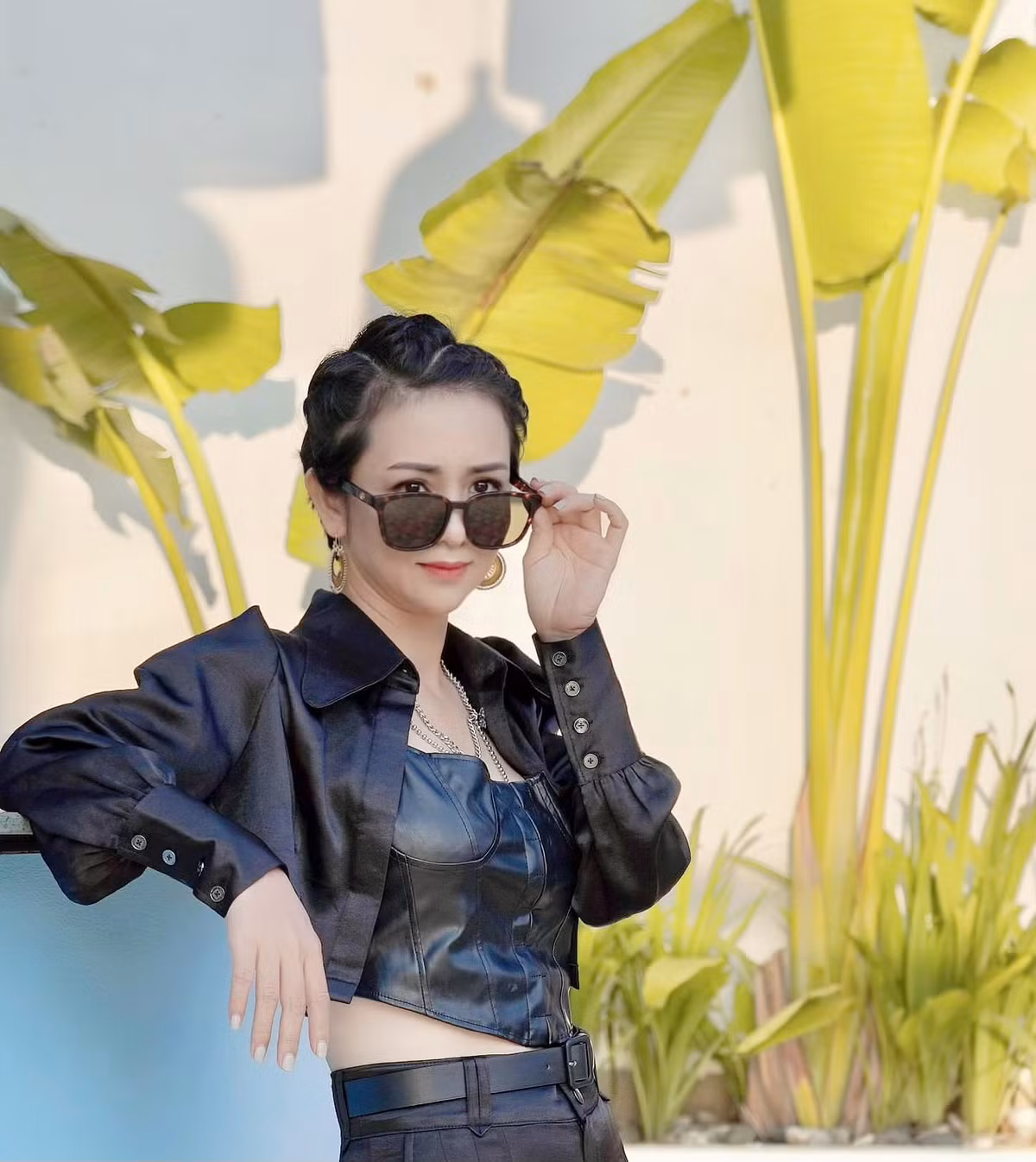 Thuý Hiền chia sẻ: "Bình thường, nếu đi dự sự kiện thì sẽ có stylist của chương trình chuẩn bị đồ cho tôi. Trước đó, tôi sẽ có một buổi fitting để thử đồ cũng như điều chỉnh trang phục nên khán giả sẽ thấy một Thúy Hiền có chút khác cho với ngày thường. Trang phục có phần điệu đà, lộng lẫy hơn...