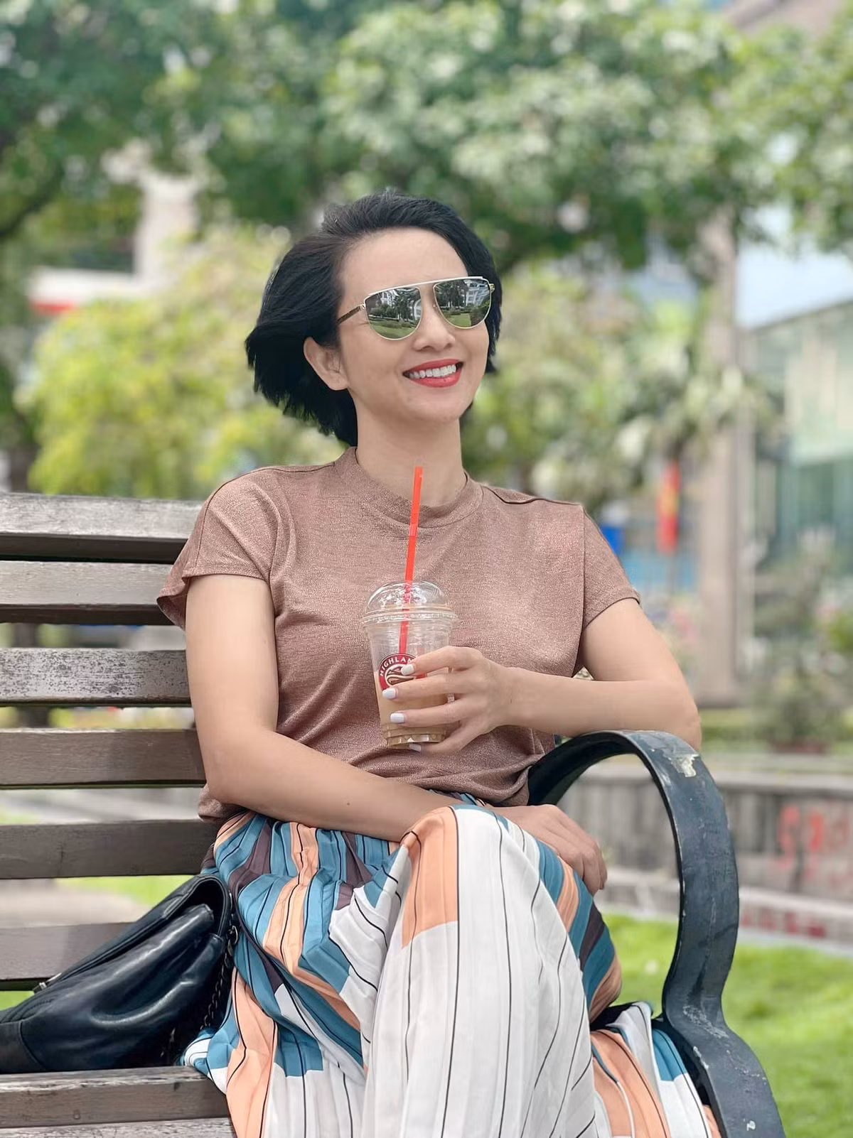 Những chiếc quần dáng suông gần như không thể thiếu trong tủ đồ của cô. Thúy Hiền thường mix với gile vest hoặc áo thun, áo croptop...