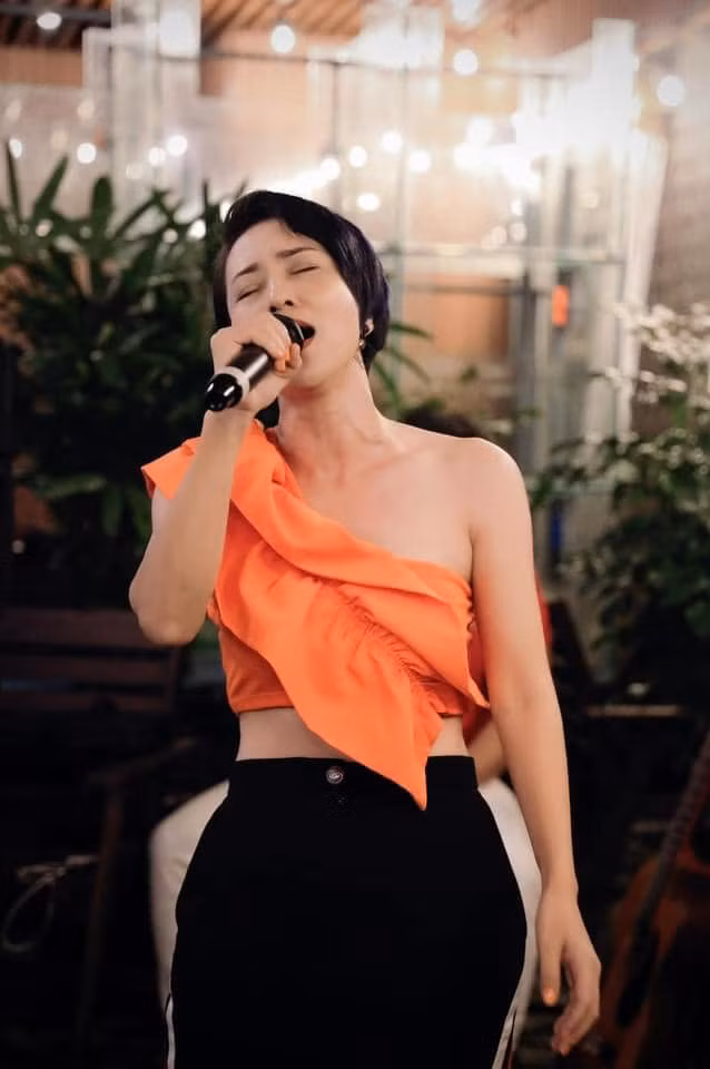 ...Bên cạnh chất liệu, về màu sắc trang phục, tôi ưu tiên những gam màu trung tính như đen, be, trắng hoặc nếu có họa tiết thì sẽ là những hình khối gây ấn tượng về mặt thị giác, có phần cá tính một chút". “Nữ hoàng Wushu” Thúy Hiền cho biết thêm.