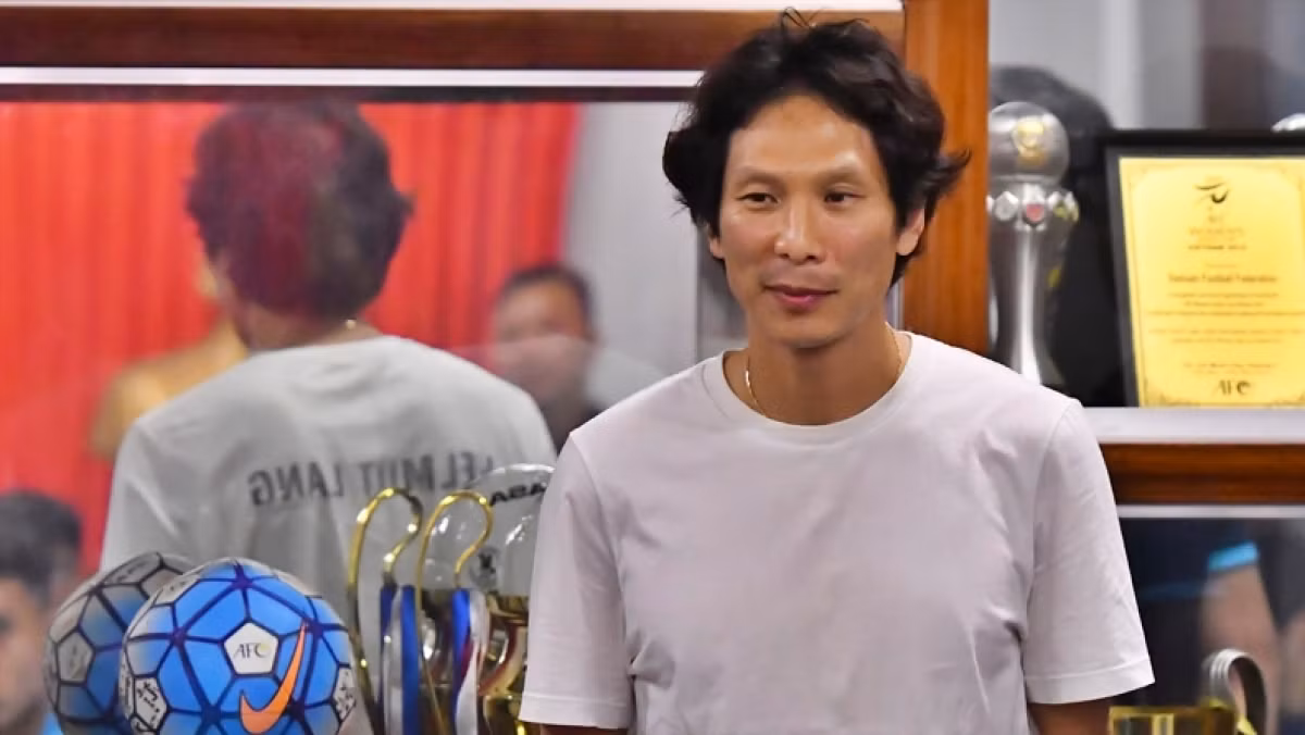 Lúc lên nhận giải, Lâm Vlog gây ấn tượng với phong cách ăn mặc giản dị, đi dép lê. Anh cho biết đó là phong cách của mình chứ không giả nghèo như cư dân mạng đồn đoán.