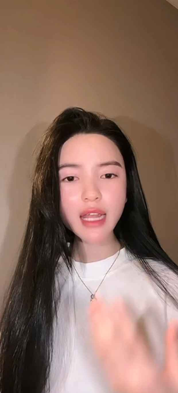 Mới đây, trong livestream của mình, cô nàng cũng dành thời gian để trả lời bình luận người xem, nói rõ về những tin đồn trên MXH. Nhiều người còn dành lời khen cho bạn gái Quang Hải bởi người đẹp có cách nói chuyện cực khéo léo.