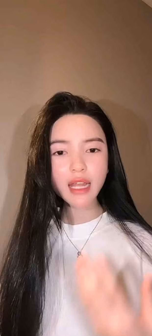 Mới đây, trong livestream của mình, cô nàng cũng dành thời gian để trả lời bình luận người xem, nói rõ về những tin đồn trên MXH. Nhiều người còn dành lời khen cho bạn gái Quang Hải bởi người đẹp có cách nói chuyện cực khéo léo.