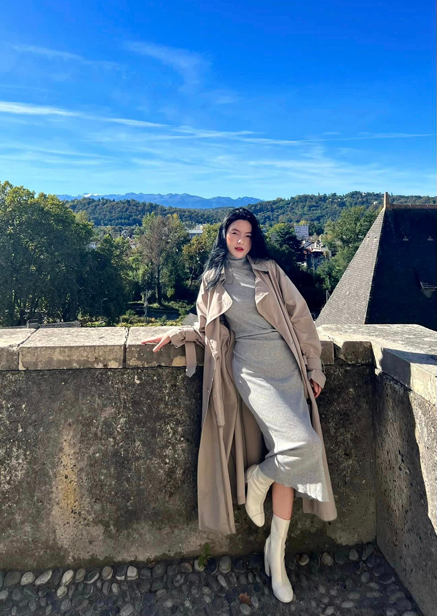 Ngược lại về phía Quang Hải, anh cũng rất ủng hộ và hỗ trợ bạn gái trong chuyện livestream bán hàng. Mặc dù không xuất hiện trong livestream nhưng nam cầu thủ vẫn lắng nghe, nhiều khi lên tiếng nói đỡ cho bạn gái.