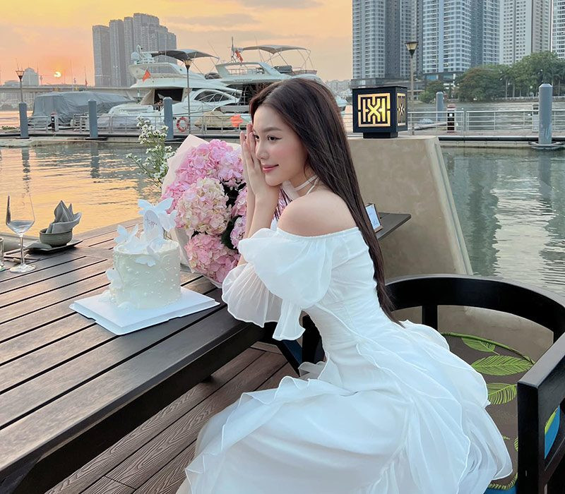 Banni Trân Phạm còn từng gây chú ý khi tham gia chương trình “Tỏ tình hoàn mỹ”, trước đó cô từng tỏ tình với Cody (Uni5) ở tập 2.