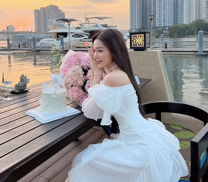 Banni Trân Phạm còn từng gây chú ý khi tham gia chương trình “Tỏ tình hoàn mỹ”, trước đó cô từng tỏ tình với Cody (Uni5) ở tập 2.