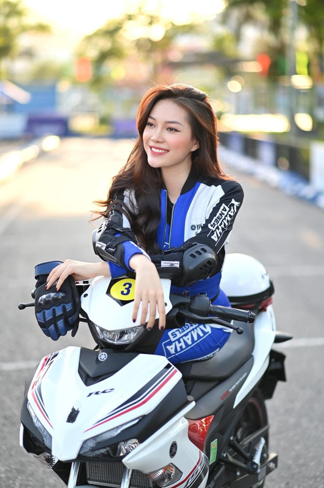 Qua phần giới thiệu của chương trình thì mọi người biết thêm gái xinh này biết nấu ăn, cắm hoa, thêu thùa may vá...