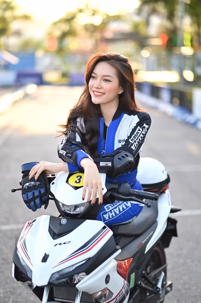 Qua phần giới thiệu của chương trình thì mọi người biết thêm gái xinh này biết nấu ăn, cắm hoa, thêu thùa may vá...