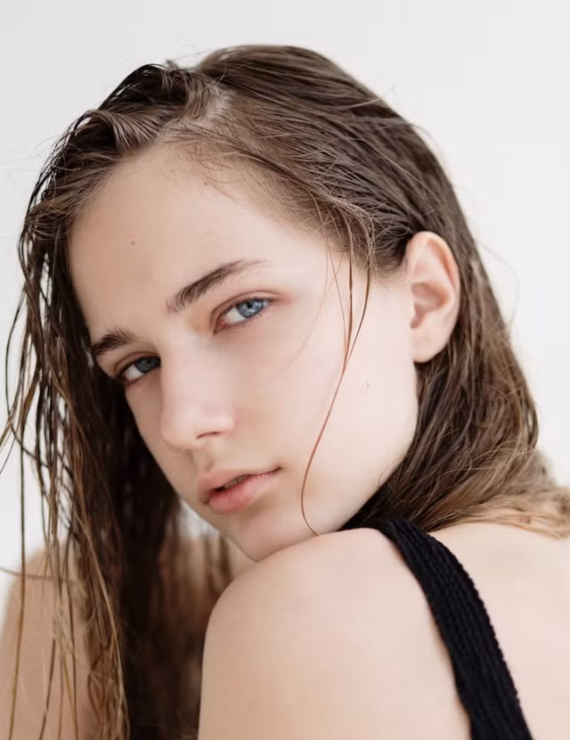 Hiện tại, Marta Krylova đã 14 tuổi và nổi bật với chiều cao "khủng" là 179 cm. Chính điều trên giúp "thiên sứ nhí" tiếp tục đi theo con đường người mẫu chuyên nghiệp.